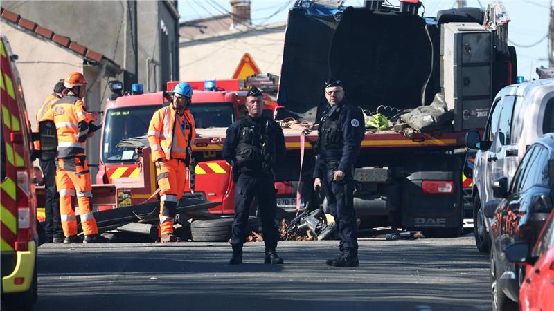 TGV kracht in Nordfrankreich in Laster - Toter und Verletzte Der TGV hat auf einem Bahnübergang den Anhänger eines Lastzugs gerammt.