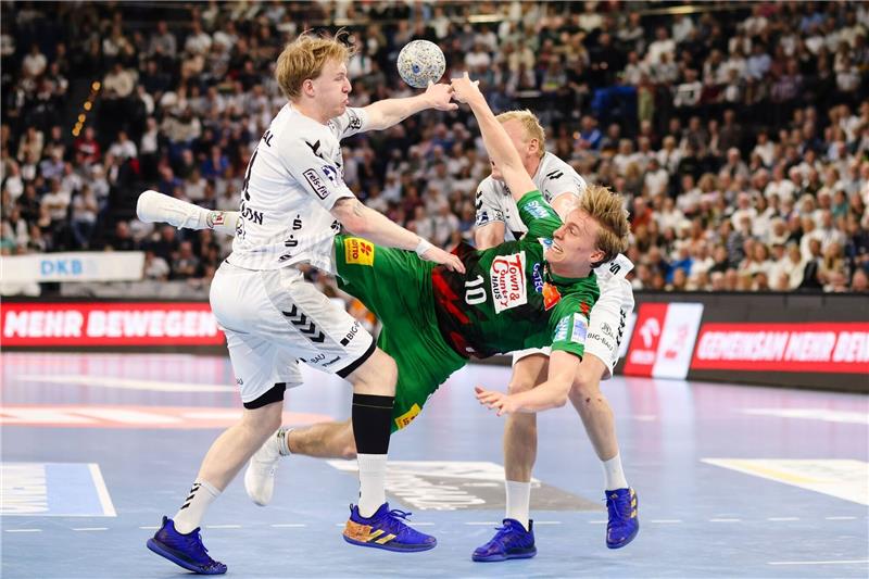 68 Tore: Kein Sieger zwischen Kiel und Magdeburg Der THW Kiel (weiße Trikots) teilte sich mit dem SC Magdeburg die Punkte.