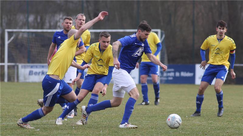 Die Staffeleinteilung steht fest Der TSV Gielde, links mit Moritz Boog, und der FC Othfresen mit Moritz Pyrskalla am Ball teffen in der kommenden Saison in der Nordharzliga wirder aufeinander.