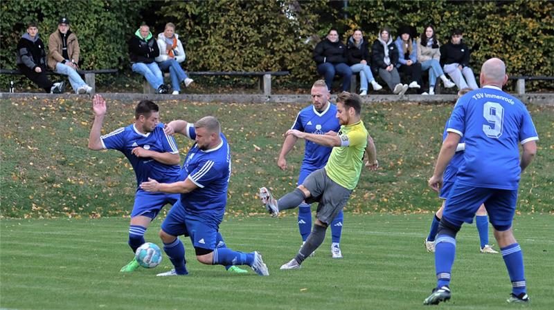 Der TSV Immenrode stemmt sich vergeblich gegen die nächste Niederlage: Stefan Barner (l.) und Steven Skazel schmeißen sich hier gemeinsam in die Schussbahn des Langelsheimers Tolga Uckan.
