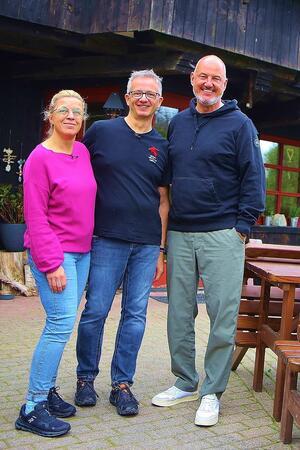Der TV-Dreh vor etwas mehr als einem Jahr: Spitzenkoch Frank Rosin (r.) will den Betreibern des Ausflugslokals „Waldcafé Forellenteich“ helfen.