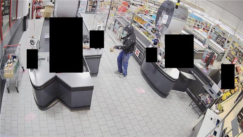 Nach Überfall auf Penny: Polizei sucht mit Fotos nach dem Täter Der Täter erbeutet Bargeld. Foto: Polizei