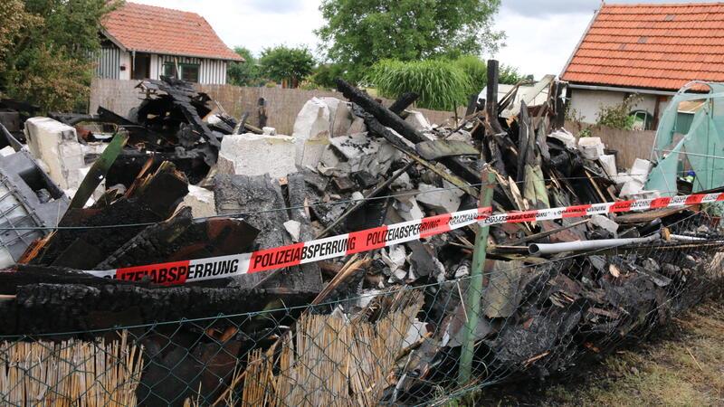 Gartenhaus gerät durch Fahrlässigkeit in Vollbrand Der Tag danach. Das Gartenhaus wurde komplett zerstört.