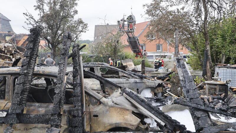 Brand in Vienenburg: Drohnenvideo zeigt das Außmaß der Zerstörung Der Tag danach: Mitten in den Trümmern stehen zwei verkohlte Autos.