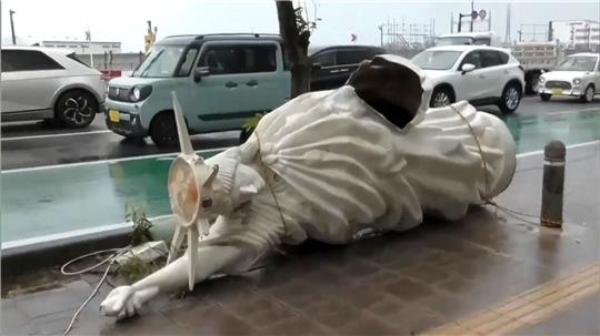 Der Taifun «Khanun» hat die «Freiheitsstatue» in Naha umgeworfen.
