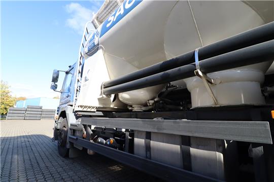 Der Tank dieses Silo-Lkws und eines weiteren ist jüngst auf dem Gelände des Harzer Krsitall-Brunnens geplündert worden. Foto: Jambrek