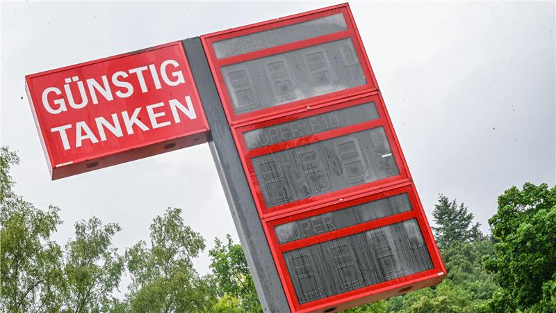 Der Tankrabatt kam zu großen Teilen bei den Verbrauchern an, sagt die Monopolkommission. (Archivbild)