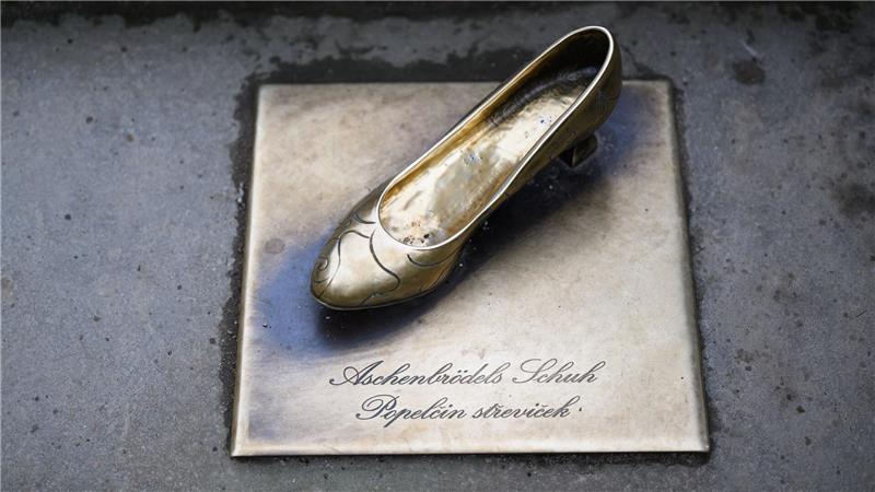 Der Tanzschuh aus Bronze, den Aschenbrödel im Kultfilm „Drei Haselnüsse für Aschenbrödel“ auf der Treppe am Schloss Moritzburg verlor, als sie vor dem Prinzen weglief. Im Festsaal von Schloss Moritzburg, dem einstigen Jagdschloss der Wettiner, wurde heute die traditionelle Winterausstellung „Drei Haselnüsse für Aschenbrödel“ zum gleichnamigen Kultfilm eröffnet. Die Präsentation macht bis zum 1. März 2026 die Welt rund um den bekannten Märchenfilm erlebbar. (Archivbild)