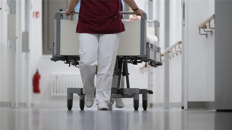 Verdi: Warnstreik in Kliniken und Pflegeheimen am Donnerstag Der Tarifstreit im öffentlichen Dienst geht in die heiße Phase. Das dürften nun auch Kranke und Pflegebedürftige zu spüren bekommen. (Symbolbild)