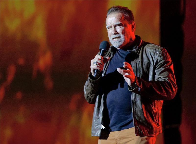 Arnold Schwarzenegger stellt Hochglanz-Bildband vor Der Taschen Verlag bringt «Arnold» auf den Markt, eine «fotografische Hommage» mit Bildern aus dem bewegten Leben von Arnold Schwarzenegger.