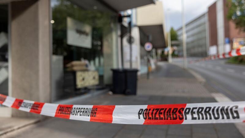 Der Tatort in der Solinger Innenstadt ist am Sonntag weiter großräumig abgesperrt.