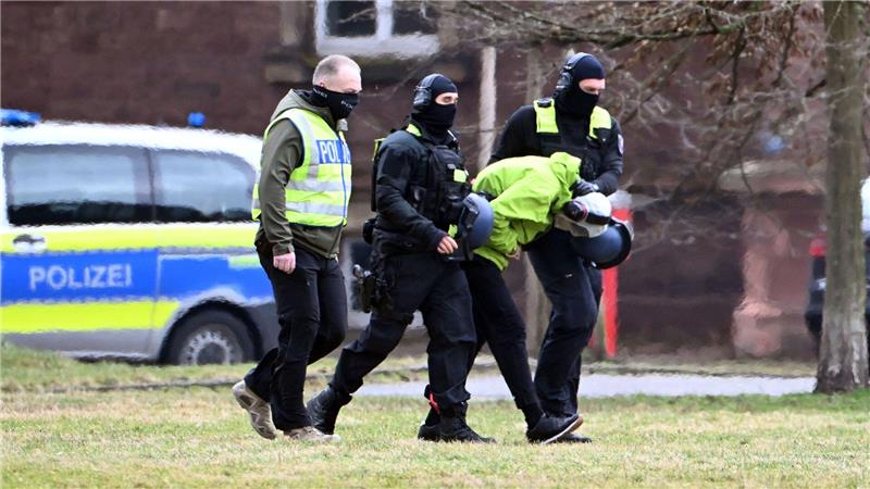 Der Tatverdächtige der Messerattacke am Holocaust-Mahnmal in Berlin wird zu einem Hubschrauber geführt. (Archivbild)