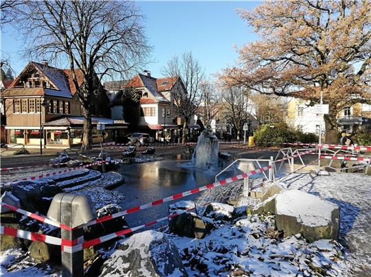 Der Teich am Berliner Platz ist mit Flatterband abgesperrt, damit sollte klar sein, dass man ihn nichtbetreten sollte.  Fotos: Nachtweyh/Schlegel