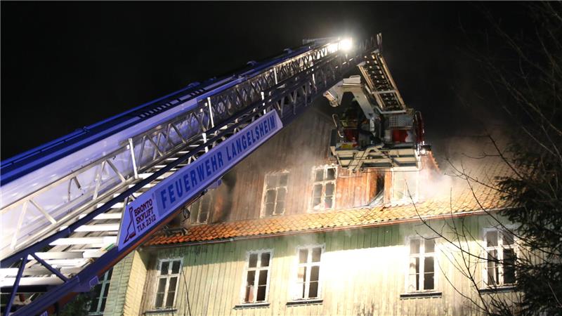 Feuerwehr löscht brennendes Haus. 