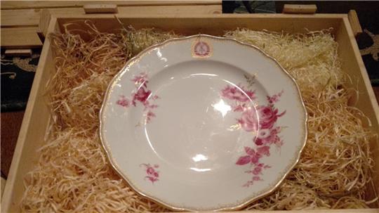 Der Teller aus Bad Harzburg wurde 1955 in Meißen hergstellt, als Teil des DDR-Staatsservices.