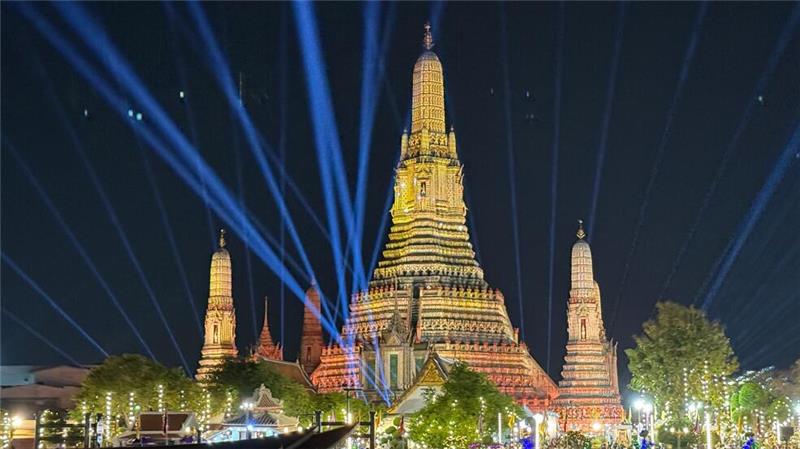 Der Tempel Wat Arun in Bangkok ist für Silvesterfeierlichkeiten in besonderem Licht angestrahlt.