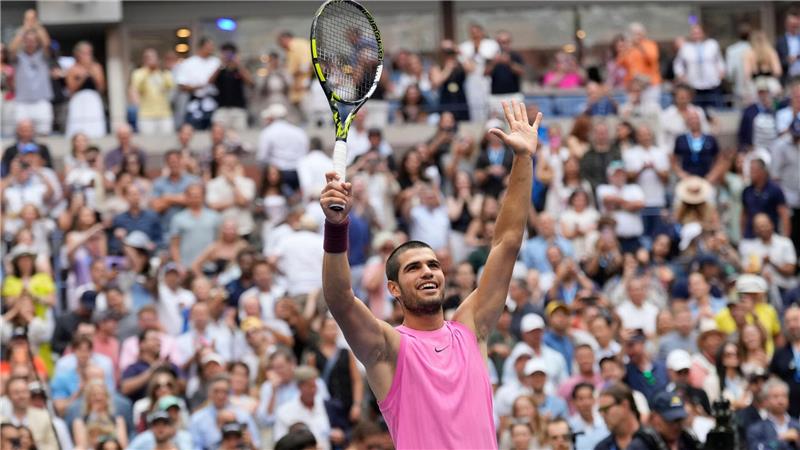 Bilder des Tages Der Tennisprofi Carlos Alcaraz jubelt nach seinem Sieg im Halbfinale über den Serben Djokovic.