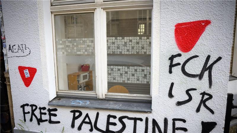 Der Terrororganisation Hamas ordnet der Verfassungsschutz das rote Dreieck zu, das auch häufiger bei propalästinensischen Kundgebungen zu sehen ist. (Archivbild)