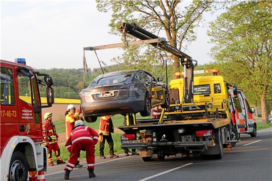Der Tesla ist nach dem Baumunfall nicht mehr fahrbereit und wird abgeschleppt. Die Bundesstraße ist für die Zeit der Bergungsarbeiten voll gesperrt. Fotos: Gereke