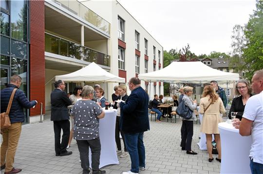Der Theresienhof der Stiftung Neuerkerode hat mit dem „Haus Buche“ einen Neubau im Ensemble, dessen Eröffnung am Freitag gefeiert wurde. Damit sind auch die räumlichen Möglichkeiten für einen multifunktionalen Pflegekomplex des Diakonischen Werks am Standort Rammelsberger Straße gegeben.   Fotos: Kempfer