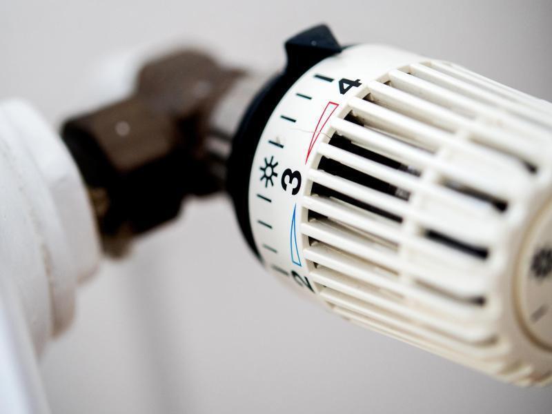 Energiekrise: Wie hart wird der Winter? Der Thermostat einer Heizung in einer Privatwohnung. Foto: Hauke-Christian Dittrich/dpa/Symbolbild