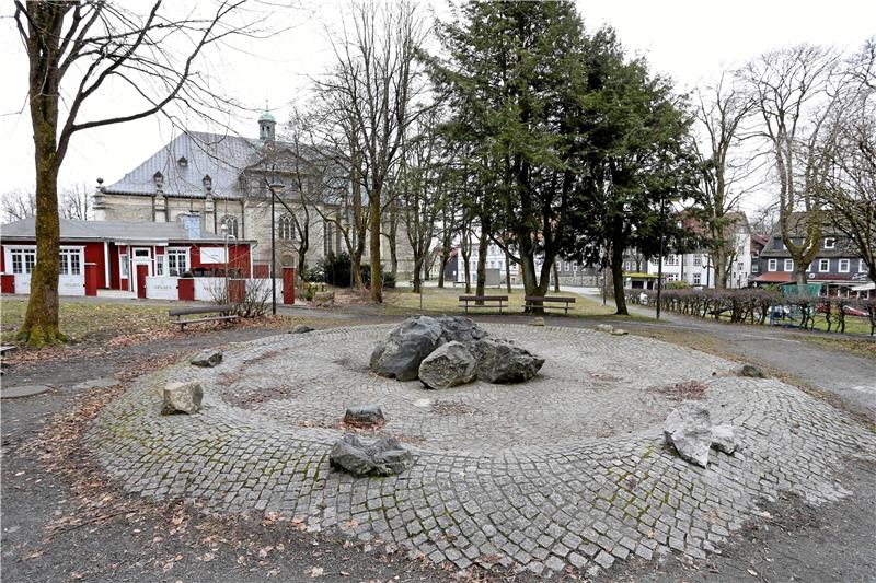 Der Thomas-Merten-Platz soll für 300.000 Euro saniert werden. Archivfoto: Neuendorf
