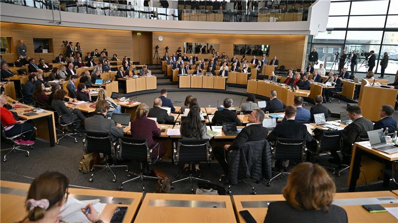 Der Thüringer Landtag hat eine Entscheidung getroffen: Ministerpräsident Mario Voigt (CDU) bleibt nach einem gescheiterten konstruktiven Misstrauensvotum im Amt. 