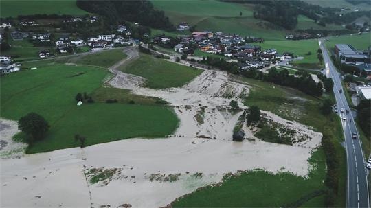 Der Tobersbach in Uttendorf trat über die Ufer. 