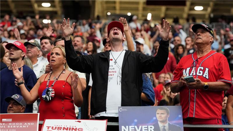 Kirks Witwe an Trumps Brust Der Tod Kirks hat die amerikanische Rechte tief erschüttert.