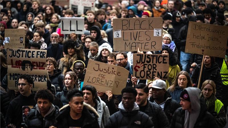 Spektakuläre Prozesse - Welche Entscheidungen fallen 2026? Der Tod des 21-jährigen Lorenz nach Polizeischüssen in der Oldenburger Innenstadt löste Entsetzen aus. (Archivbild)