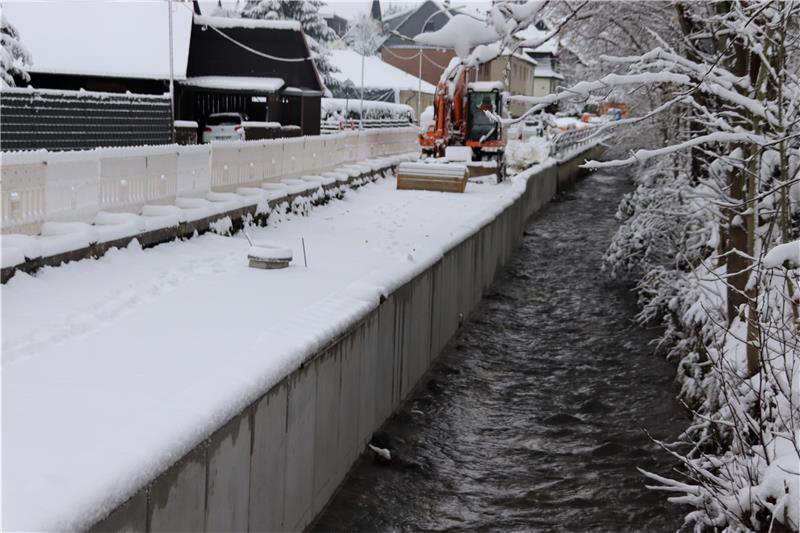 Baustelle in Wolfshagen: Sperrung und Umleitung dauern an Der Töllebach ist wieder in seinem originären Bett – wenn auch wieder begradigt durch die Winkelstützen, die seit Anfang November eingebaut sind. Bei diesen Witterungsbedingungen ist derzeit nicht an eine komplette Fertigstellung zu denken. Foto: Neddermeier