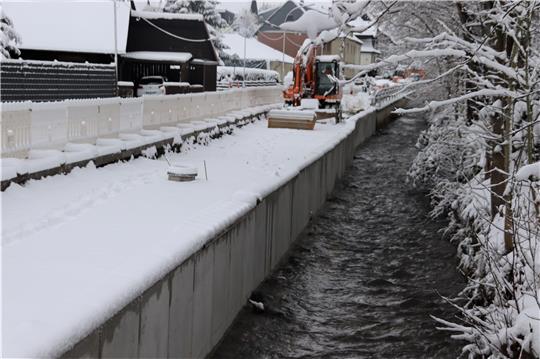Der Töllebach ist wieder in seinem originären Bett – wenn auch wieder begradigt durch die Winkelstützen, die seit Anfang November eingebaut sind. Bei diesen Witterungsbedingungen ist derzeit nicht an eine komplette Fertigstellung zu denken. Foto: Neddermeier