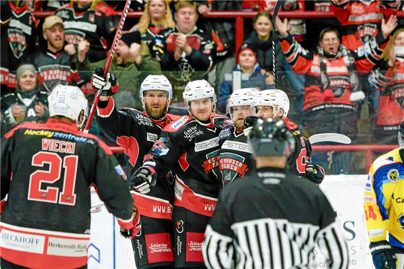 Nach Krimi gegen Adendorf: Falken stoßen Tor zum Finale auf Der Torschütze wird in die Mitte genommen; Jakub Wiecki, Petr Chaloupka, Dennis Arnold und Filip Mrava (v. li.) feiern Regan Nagy, der mit einem echten Brett das zwischenzeitliche 2:2 erzielt. Foto; Drechsler