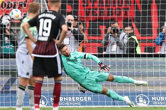 Der Torwart Ron-Robert Zieler (r) von Hannover kann den Schuss des Nürnberger Can Yilmaz Uzun per Elfmeter zum Treffer zum 2:2 nicht halten.