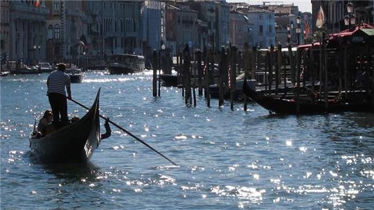 Der Touristen-Hotspot Venedig sucht neue Gondelfahrer. (Symbolbild)