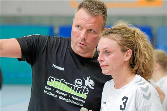 Der Trainer der HSG Liebenburg-Salzgitter, Stephan Schönfeldt, gibt Spielerin Fenja Mönnich-Matthes Anweisungen. Foto: Drechsler