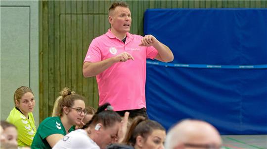 Der Trainer der HSG Liebenburg-Salzgitter, Stephan Schönfeldt, gibt Anweisungen.