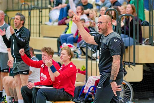 Der Trainer der HSG Liebenburg-Salzgitter, Torben Krause, fordert in dieser Szene eine Zweiminutenstrafe. Vor seinem Team steht die schwierige Aufgabe beim Tabellenführer MTV Hornburg. Foto: Drechsler