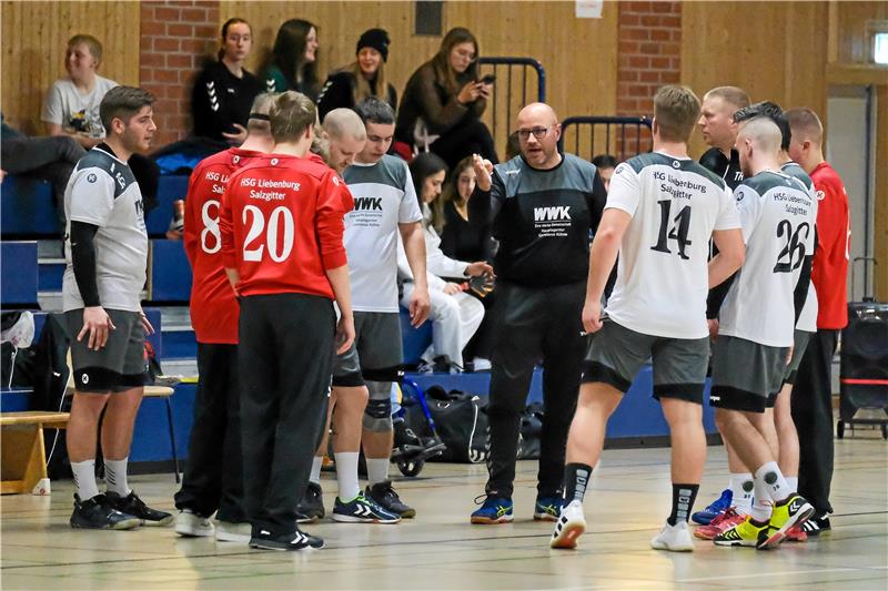 LiSa-Luchsen droht wieder Hallen-Hopping Der Trainer der HSG Liebenburg-Salzgitter, Torben Krause, während einer Ansprache an sein Team. Foto: GZ-Archiv