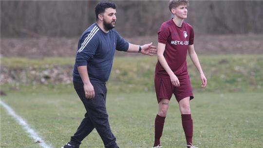 Der Trainer des FC Groß Döhren, Fabrizio Pagliughi, gibt über Vanessa Schäfer taktische Anweisungen auf das Feld.