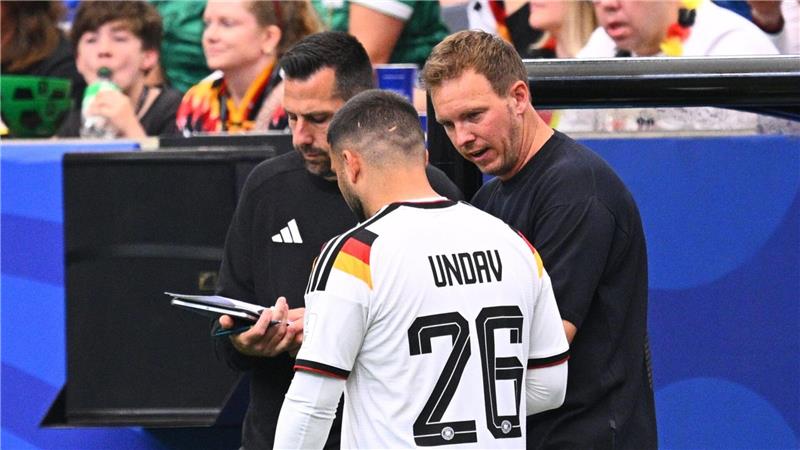 Der Trainer und sein Edeljoker: Letzte Anweisungen von Julian Nagelsmann an Deniz Undav beim ersten WM-Spiel. (Archivbild)
