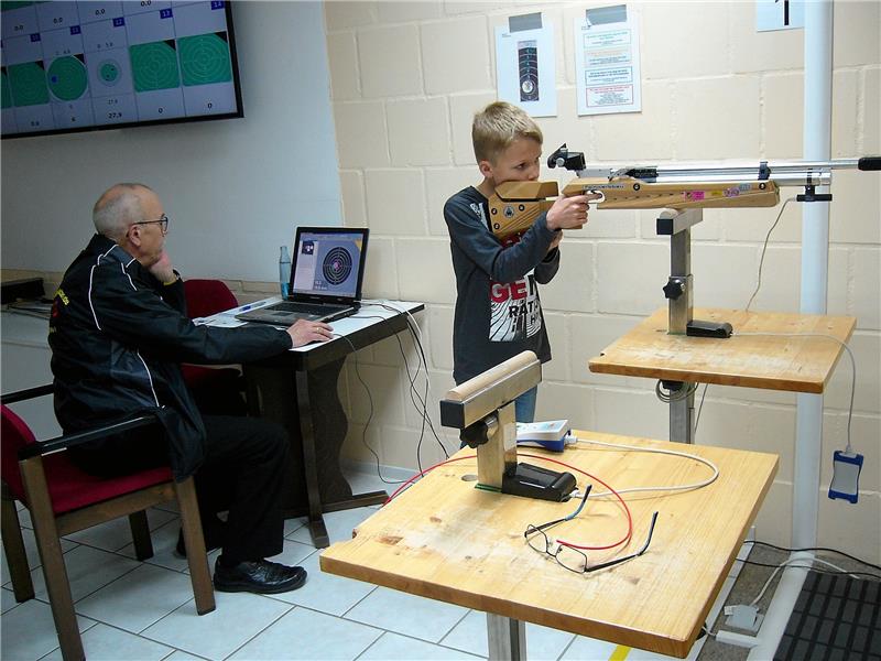 Durch Barrierefreiheit können auch Blinde schießen Der Trainer verfolgt am Bildschirm, wie vor allem Kinder die Laser-Anlage nutzen. Fotos: Herde