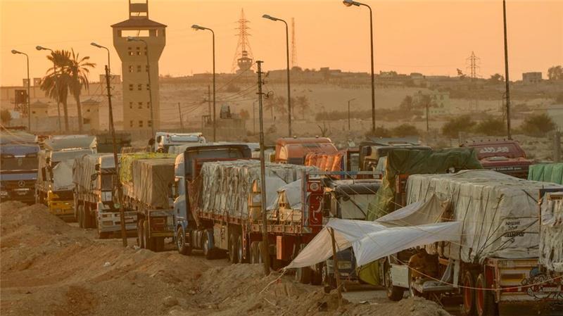 G20 fordern von Israel mehr Hilfe - Plünderung in Gaza Der Transport von Hilfsgütern zu den notleidenden Menschen im Gazastreifen so wie auf diesem Archiv-Foto vom vergangenen September zu sehen, ist riskant. Nun wurde ein Konvoi mit mehr als 100 Lastwagen geplündert.