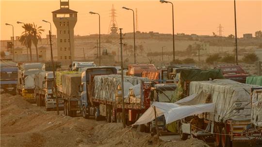 Der Transport von Hilfsgütern zu den notleidenden Menschen im Gazastreifen so wie auf diesem Archiv-Foto vom vergangenen September zu sehen, ist riskant. Nun wurde ein Konvoi mit mehr als 100 Lastwagen geplündert. 