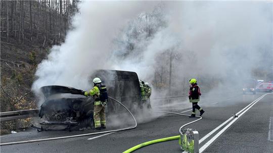 Der Transporter dürfte bei dem Brand einen Totalschaden erlitten haben.