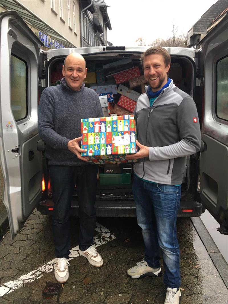 Der Transporter ist voll mit Päckchen, die Freude darüber ist groß. Foto: Privat