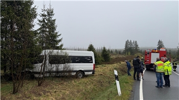 Das Foto zeigt einen weißen Transporter, der von der Straße abgekommen und in ein Waldstück gefahren ist.