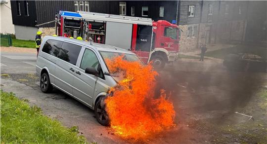 Der Transporter steht am Ferdinand-Thomas-Weg in Braunlage lichterloh in Flammen.