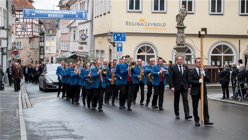 Schwedisches Königspaar nimmt Abschied von Prinz Andreas Der Trauerzug führte durch Coburg.