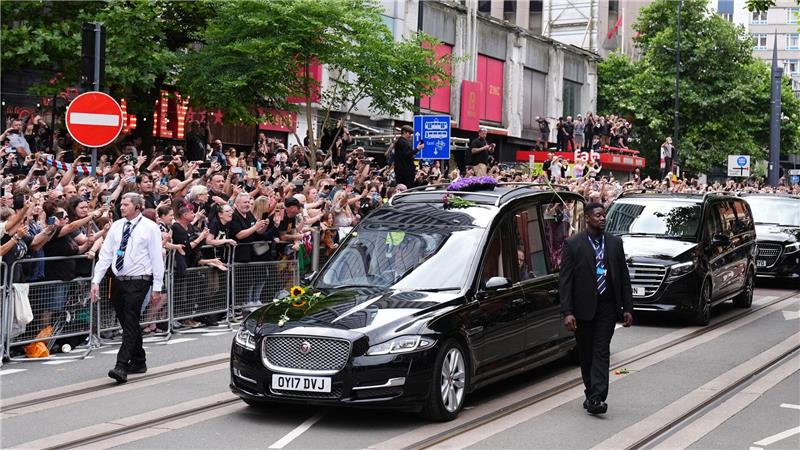 Bilder des Tages Der Trauerzug von Black-Sabbath-Frontmann Ozzy Osbourne fährt die Broad Street entlang, während sein Leichnam nach seinem Tod in der vergangenen Woche im Alter von 76 Jahren in seine Heimatstadt zurückgebracht wird.